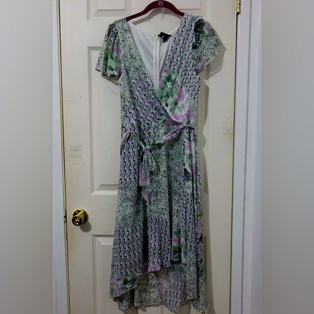 Sheer dress with inner lining. White, green, purple and black. Short sleeves.